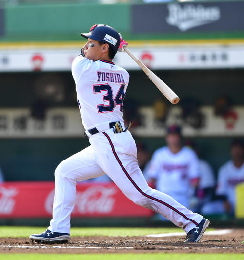 オリックス対楽天　4回裏オリックス無死二塁、反撃の左越え2点本塁打を放つ吉田正尚（撮影・清水貴仁）