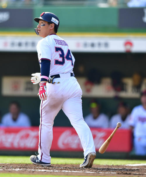 オリックス対楽天　4回裏オリックス無死二塁、反撃の左越え2点本塁打を放つ吉田正尚（撮影・清水貴仁）