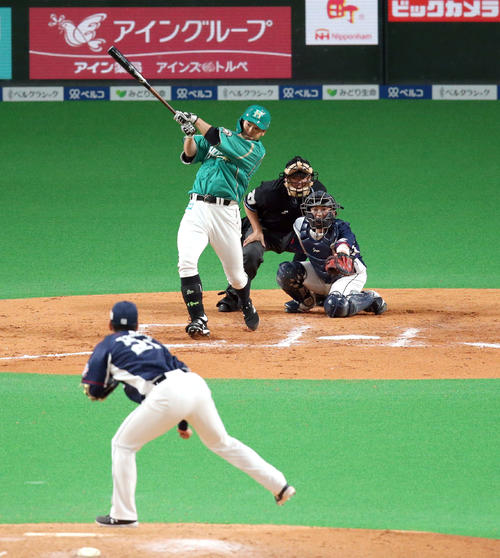 日本ハム対西武　7回裏日本ハム1死一塁、谷口は右越え2点本塁打を放つ。投手は西武十亀（撮影・佐藤翔太）