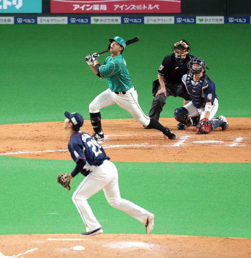 日本ハム対西武　7回裏日本ハム1死一塁、谷口は右越え2点本塁打を放つ。投手は西武十亀（撮影・佐藤翔太）