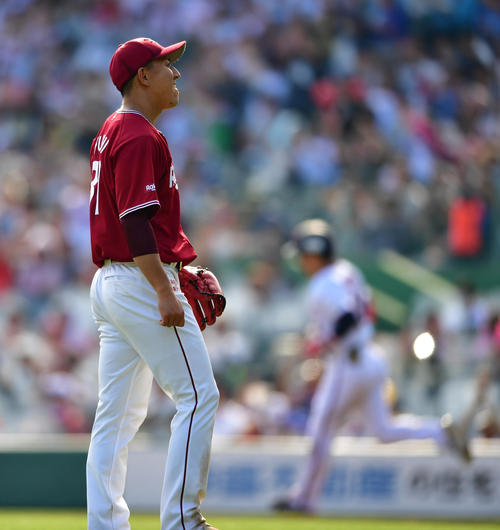 4回裏オリックス無死二塁、吉田正尚に左越え2点本塁打を浴びる福井（撮影・清水貴仁）
