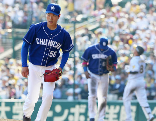 5回裏阪神2死、清水達也（左）は福留を中飛に仕留めベンチに引き揚げる（撮影・上山淳一）
