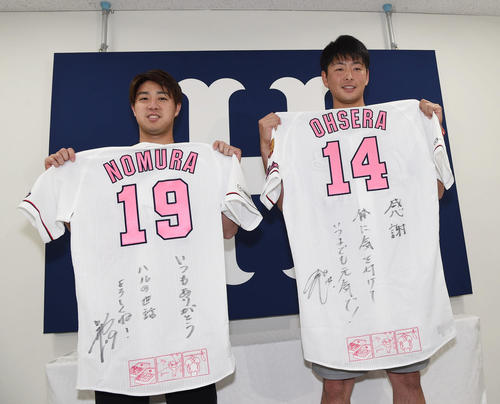 母の日ユニホームにメッセージを記入する野村祐輔（左）と大瀬良大地（撮影・奥田泰也）