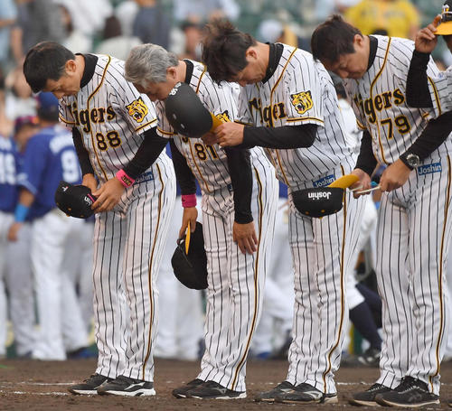 阪神対中日　中日に連敗しファンに頭を下げてあいさつする矢野燿大監督（左）（撮影・上田博志）