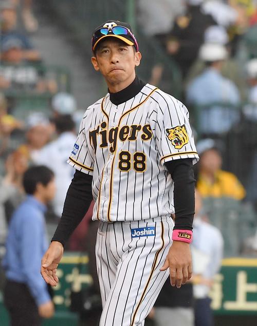 阪神対中日　中日に連敗しくちびるをかみしめながらベンチに引き揚げる矢野燿大監督（撮影・上田博志）