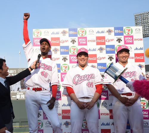 広島対DeNA　ヒーローインタビューで「お母さんやったぞー」と叫ぶアドゥワ（左）、中央は磯村、右は鈴木（撮影・奥田泰也）