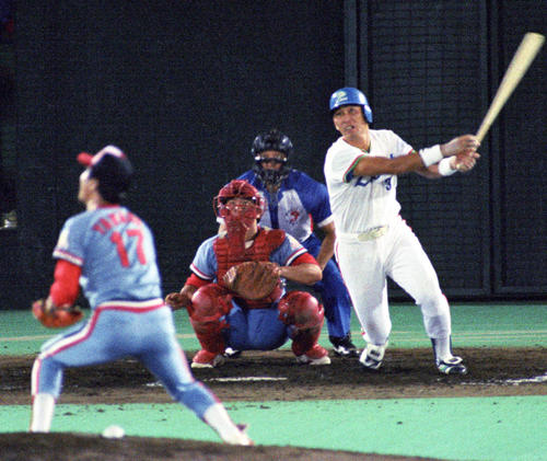 山田久志（手前）から通算50号本塁打を放つ清原和博（1987年8月31日撮影）