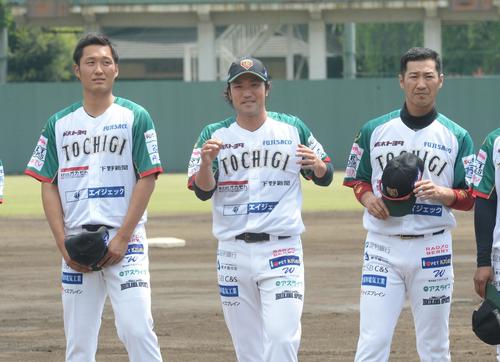 試合前に観客にあいさつするBC栃木の北方（中央）と西岡（右）ら（撮影・鈴木正章）