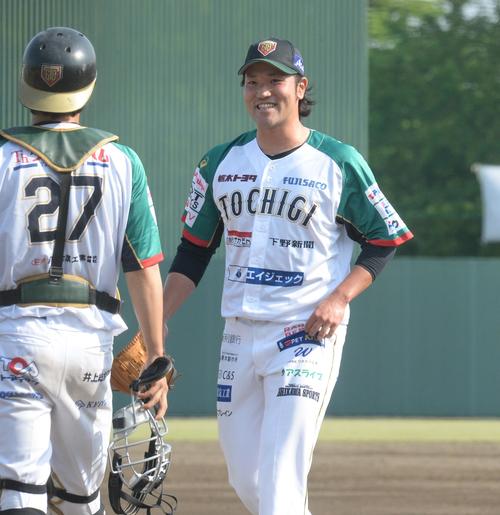 栃木対福島　8回から登板し1回を無失点に抑えた栃木の北方（右）は笑顔でベンチへ戻る（撮影・鈴木正章）