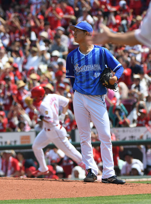 1回裏広島1死一、二塁、鈴木誠也（左）に左越え3点本塁打を浴びた京山（撮影・奥田泰也）