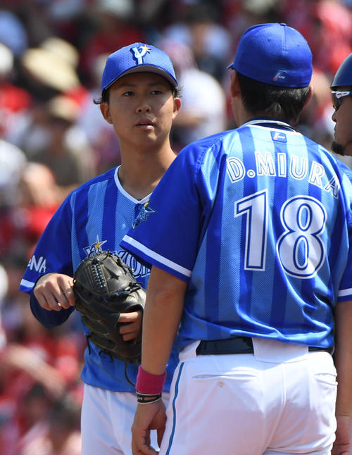 2回裏広島1死一、二塁、京山（左）の元に行く三浦コーチ（撮影・奥田泰也）