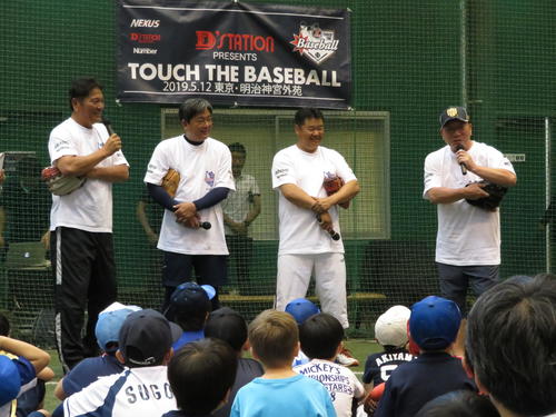 佐々木主浩氏（左端）とともに野球教室で指導を行った高木豊氏（右端）西山秀二氏（右から2人目）宮川一彦氏