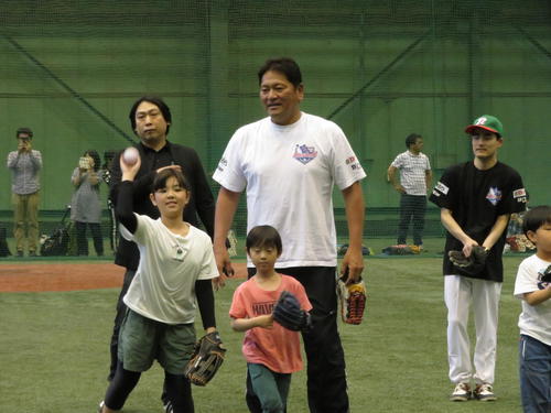 子供たちのキャッチボールを見守る佐々木主浩氏