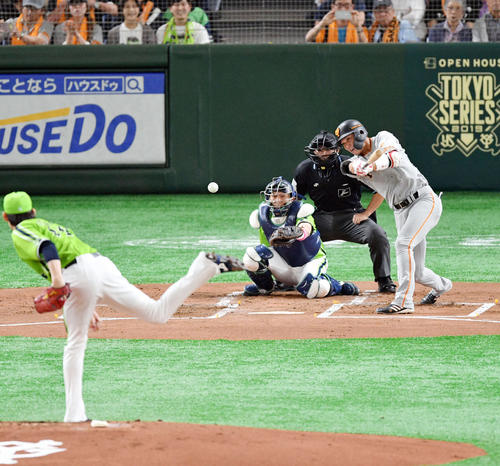1回裏巨人1死、坂本勇は中前打を放ちセ・リーグ記録となる開幕36戦連続出塁を達成する。投手高梨（撮影・滝沢徹郎）