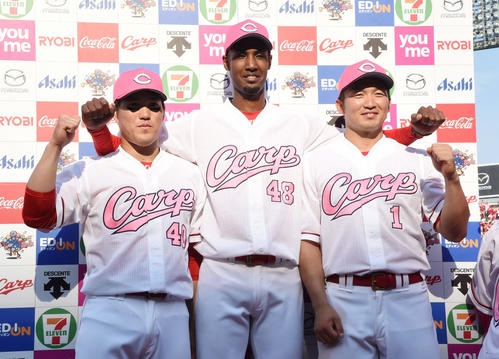 広島対DeNA　ヒーローインタビューを終え写真撮影をする左から、磯村、アドゥワ、鈴木誠也（撮影・奥田泰也）