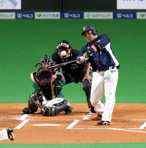 日本ハム対西武　1回表西武2死一塁、山川は左翼フェンス直撃打を放つ（撮影・佐藤翔太）