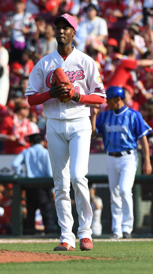 9回最後の打者を仕留めグラブを叩くアドゥワ（撮影・奥田泰也）