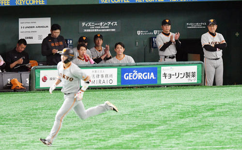 巨人対ヤクルト　1回裏巨人1死、セ・リーグ記録となる開幕36戦連続出塁を達成した坂本勇（手前）を見つめる原監督（後列右）（撮影・滝沢徹郎）