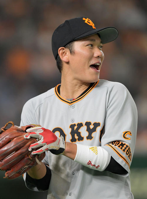 巨人対ヤクルト　6回表ヤクルト2死二塁、太田の遊ゴロをさばいてピンチをしのぎ、笑顔を見せる坂本勇（撮影・加藤諒）