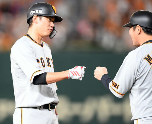 巨人対ヤクルト　1回裏巨人一死満塁、開幕から連続出塁セ新記録を達成した三走坂本勇は、元木コーチグータッチ（撮影・たえ見朱実）