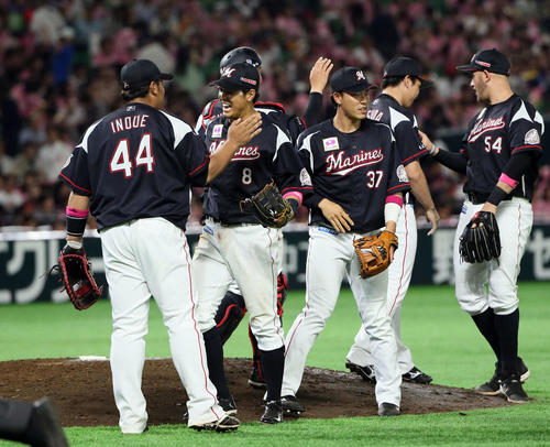 ソフトバンクに勝利し喜ぶ井上（左）と中村奨吾（左から2人目）らロッテナイン（撮影・栗木一考）