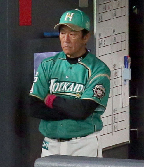 日本ハム対西武　ベンチで険しい表情を見せる日本ハム栗山監督（撮影・佐藤翔太）