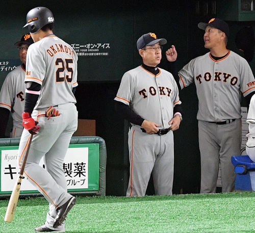 巨人対ヤクルト　5回裏巨人1死一、二塁、空振り三振に倒れ引き揚げる岡本（手前）と冴えない表情の原監督（奥右から2人目）（撮影・滝沢徹郎）