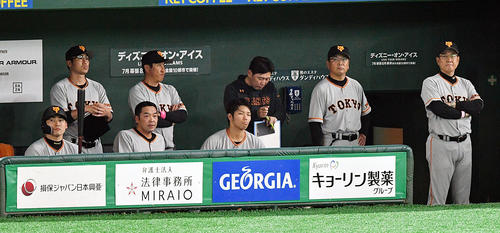 巨人対ヤクルト　厳しい表情で戦況を見つめる巨人原監督（右）らベンチ（撮影・滝沢徹郎）