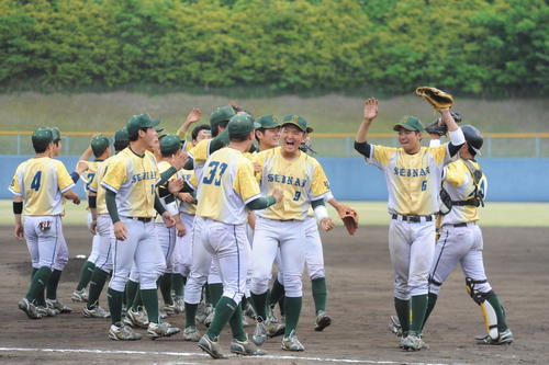 西南大対福岡大　9回3点差を逆転してのミラクル勝利に喜ぶ西南大ナイン（撮影・浦田由紀夫）