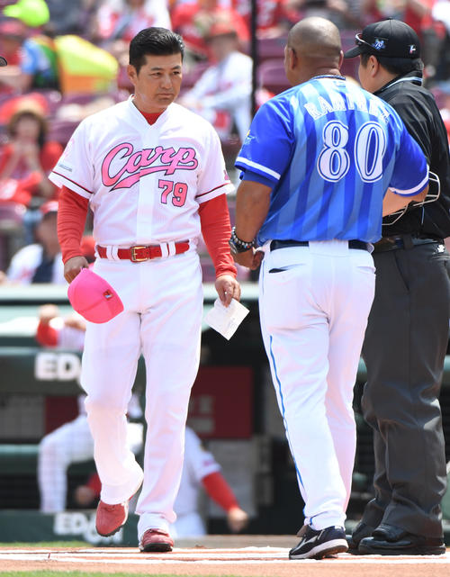 広島対DeNA　メンバー表交換に向かう緒方孝市監督（撮影・奥田泰也）