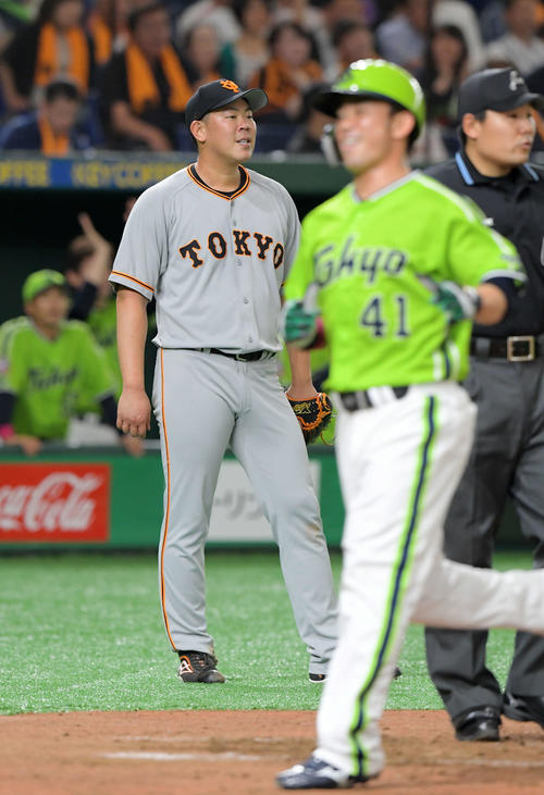 巨人対ヤクルト　3回表ヤクルト1死二塁、山口俊（左）は川端に右前適時打を浴び、走者雄平に生還を許す（撮影・加藤諒）