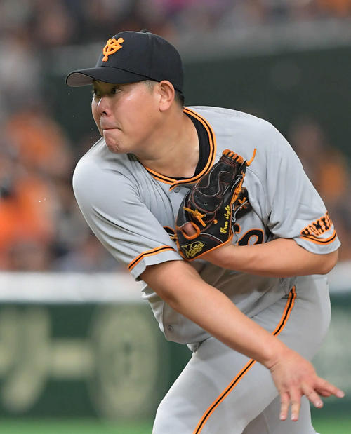 巨人対ヤクルト　力投する巨人先発の山口俊（撮影・加藤諒）