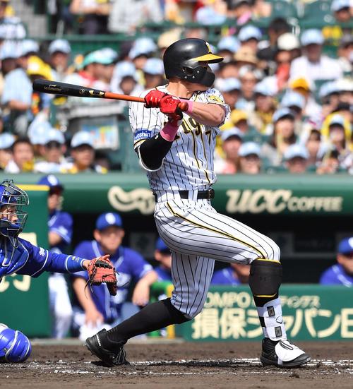 阪神対中日　1回裏阪神1死一塁、中前安打を放つ糸井嘉男（撮影・上田博志）