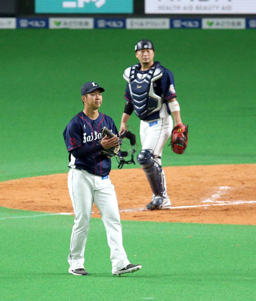 日本ハム対西武　5回裏日本ハム2死三塁、石井を左飛に仕留めグラブを叩く西武十亀（撮影・佐藤翔太）