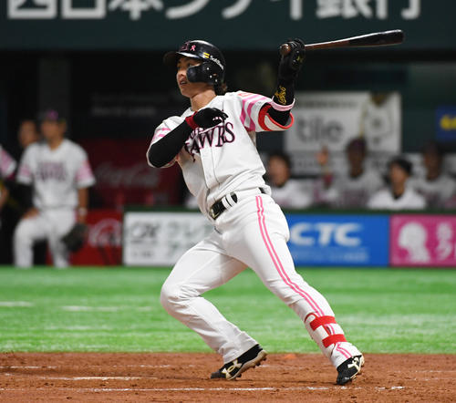 ソフトバンク対ロッテ　3回裏ソフトバンク1死一、二塁、今宮は左越えに3点本塁打を放つ（撮影・今浪浩三）