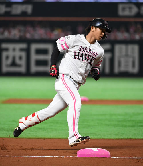 ソフトバンク対ロッテ　3回裏ソフトバンク1死一、二塁、今宮健太は左越えに3点本塁打を放ち、三塁を回る（撮影・今浪浩三）