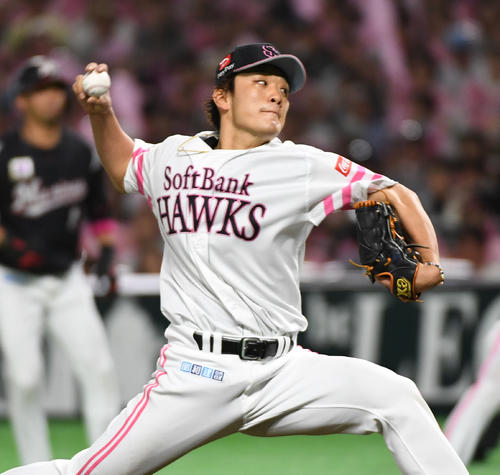ソフトバンク対ロッテ　7回表途中から好投する松田（撮影・今浪浩三）