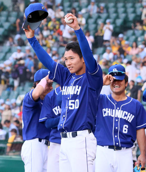 阪神対中日　プロ初勝利を挙げた清水はウイニングボールを手にファンにあいさつする（撮影・上山淳一）
