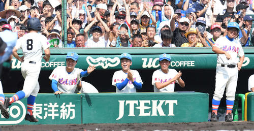 生還したチームメイトを笑顔で迎える清水（左から2人目）らナインと岩井監督（右）（2017年8月23日撮影）