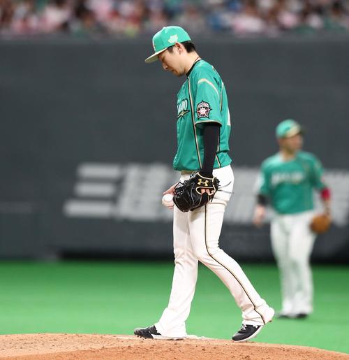 日本ハム対西武　5回表、中村に適時打を浴び渋い表情の金子（撮影・黒川智章）