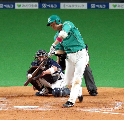 日本ハム対西武　5回裏日本ハム無死一塁、渡辺は二塁打を放つ（撮影・佐藤翔太）