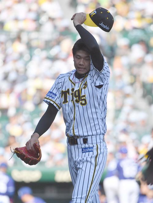 阪神対中日　5回5失点で汗をぬぐいながら降板した才木（撮影・上田博志）