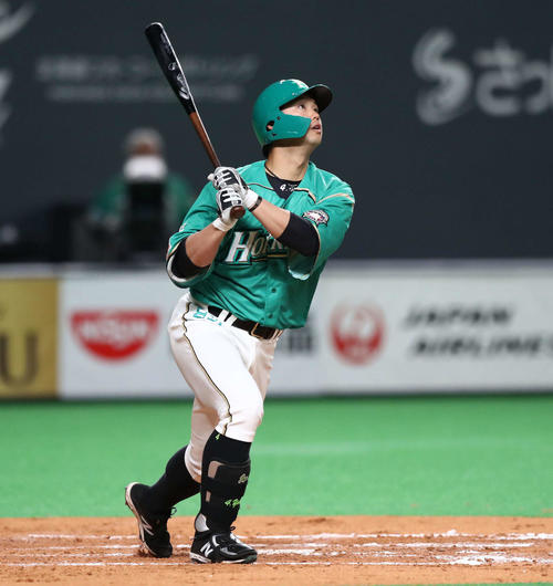 日本ハム対西武　7回裏日本ハム1死一塁、右越え2点本塁打を放つ谷口（撮影・黒川智章）