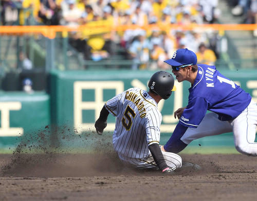 阪神対中日　2回裏阪神1死一塁、二盗に成功する近本（撮影・上田博志）