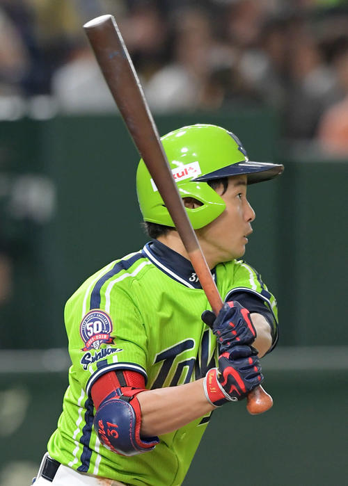 巨人対ヤクルト　3回表ヤクルト無死一塁、山崎は適時三塁打を放つ（撮影・加藤諒）