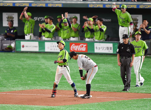 巨人対ヤクルト　3回表ヤクルト無死一塁、中適時三塁打を放った山崎（手前左）。三塁手田中俊（撮影・滝沢徹郎）