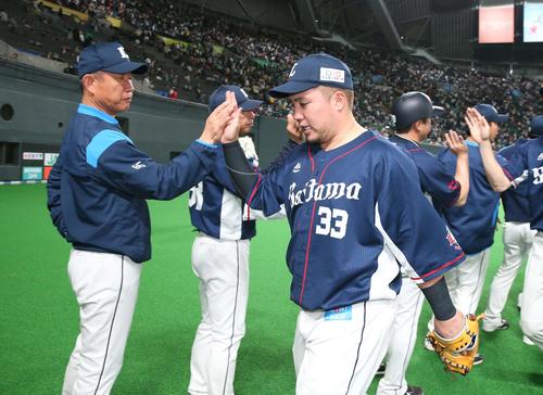 日本ハム対西武　試合後、山川穂高（右）を出迎える辻監督（撮影・黒川智章）
