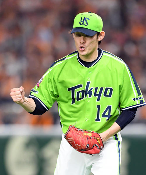 巨人対ヤクルト　5回裏巨人2死一、二里、亀井善行を遊ゴロに打ち取りガッツポーズを決める高梨（撮影・たえ見朱実）