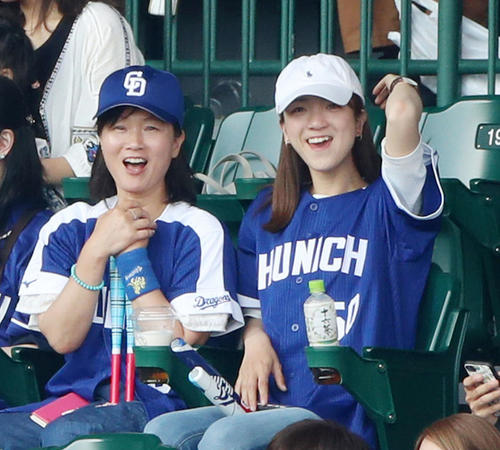 阪神対中日　スタンドから観戦する右から、中日先発清水の母・百合野さん（左）と姉・瞳さん（撮影・加藤哉）