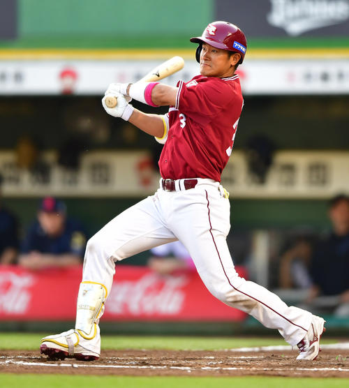 オリックス対楽天　8回表楽天1死二塁、この日5安打目となる左前打を放つ銀次（撮影・清水貴仁）